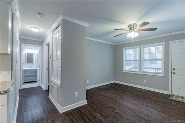 Foto del edificio - Two Bedroom Duplex Great Features and Comf...