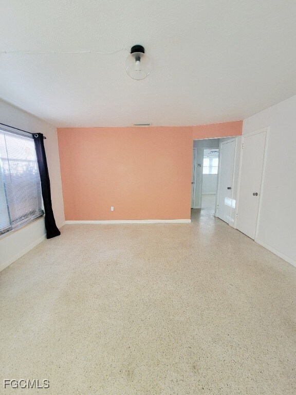 Foto del edificio - 25 Maple Ave N