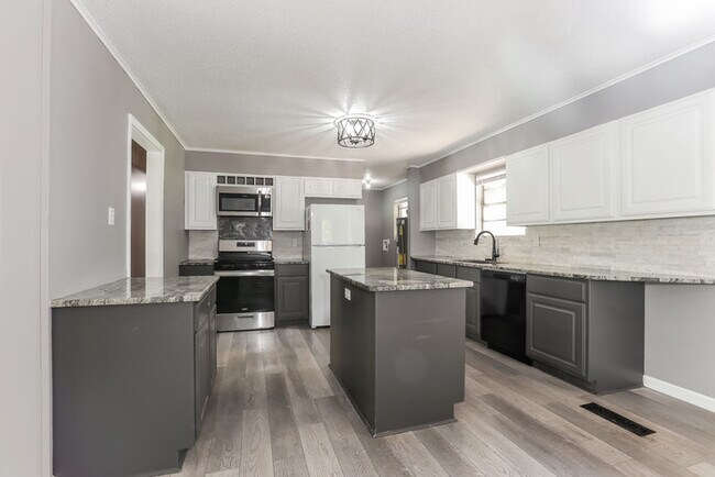 Foto del edificio - 7817 Powell Dr