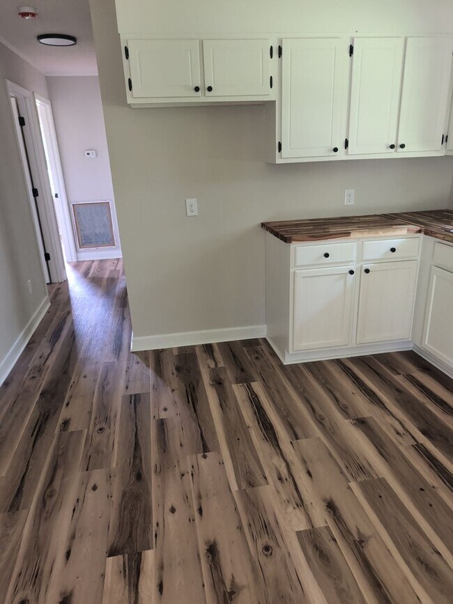 Building Photo - Fully remodeled 3 bedroom 1 bath ready to move in.