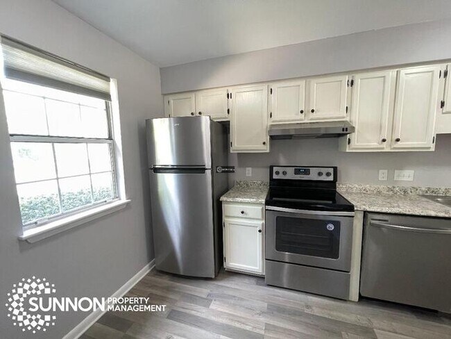 Building Photo - 2 BD, 1.5 Bath Townhome in quiet Heathstea...
