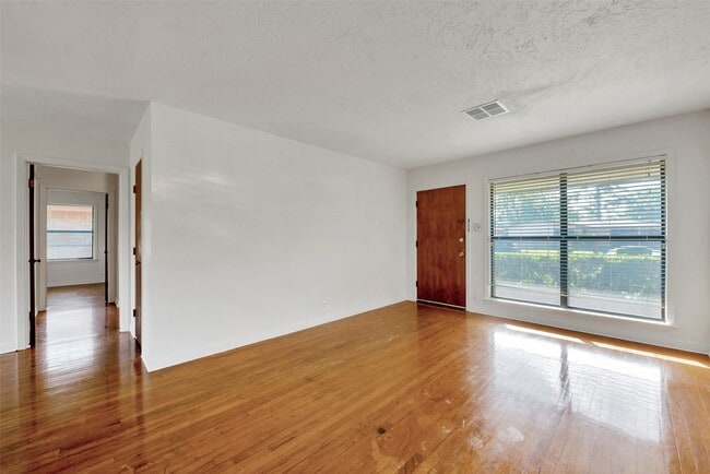 Building Photo - 10402 Hollyglen Dr