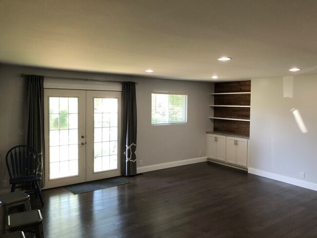 Family room - 1025 Sherbrooke Rd