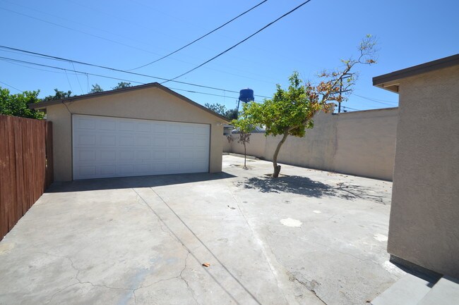 Foto del edificio - 2640 E 110th St