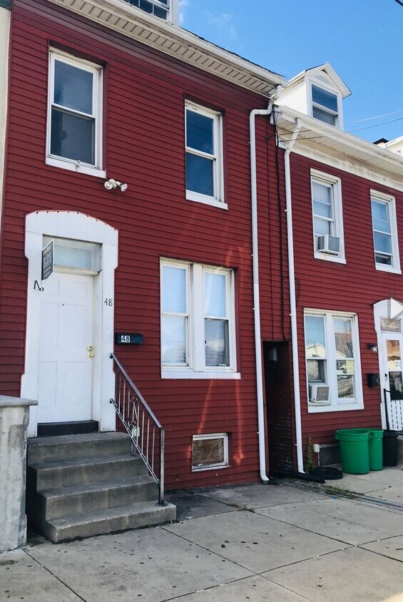 Foto principal - 3 Bedroom 1 Bath House, Yard-Oldtown East ...