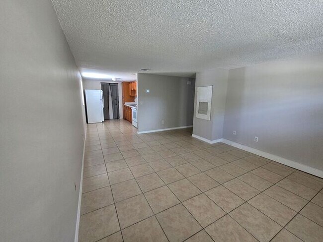 Foto del edificio - Affordable 2/1 Duplex Available Immediately!! Near I-4!