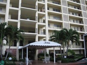 Building Photo - 3300 N Palm Aire Dr