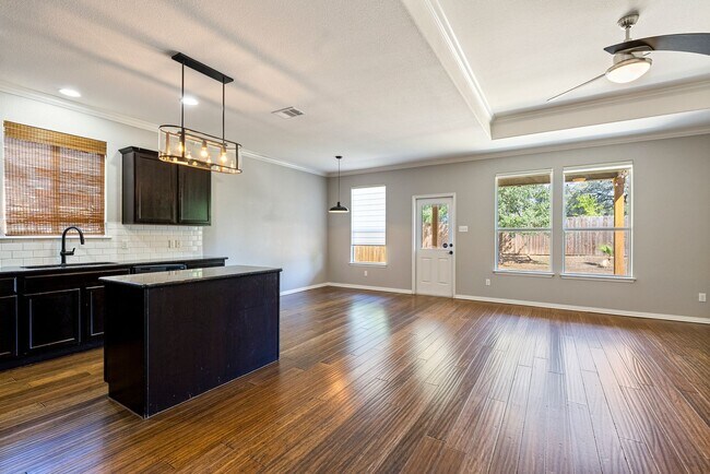 Building Photo - Beautiful 3 bedroom, 2 bathroom home in Bu...