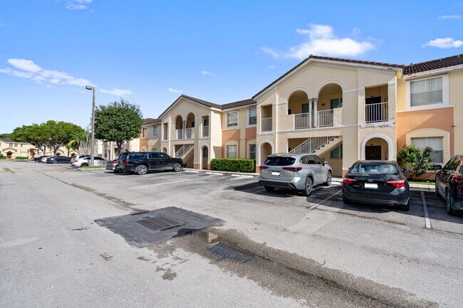 Foto del edificio - 2-bath condo on the 2nd floor with a newly...