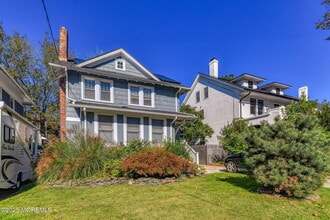 Building Photo - 705 7th Ave
