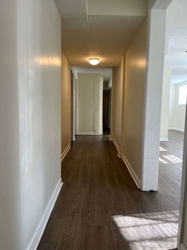 Foto del edificio - Spacious 3/2 Duplex Unit w/ Bonus Room Min...