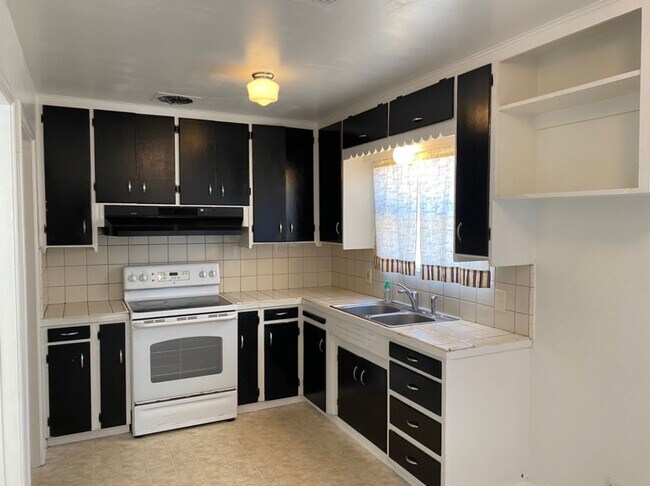 Building Photo - Two bedroom home available now!