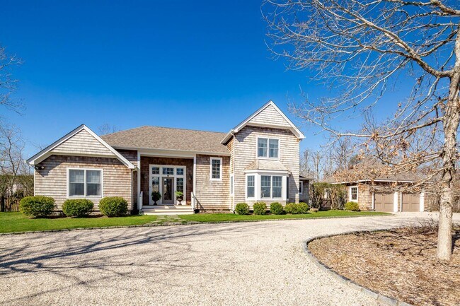 Foto del edificio - 565 Wainscott NW Rd