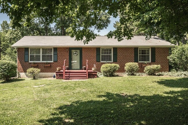 Building Photo - WOW! 4 BR 2.5 BA house w/ 1 acre of land a...