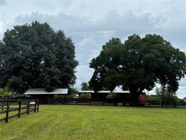 Foto del edificio - 24340 Turkey Lake Rd