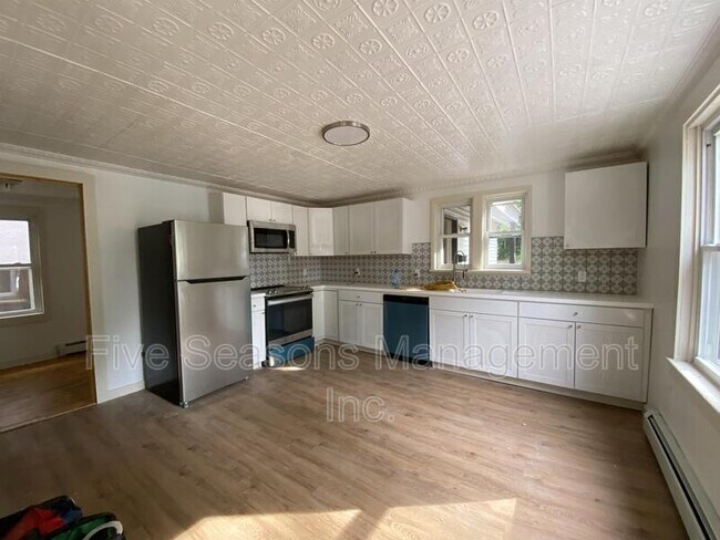 Foto del edificio - 75 Malletts Bay Ave