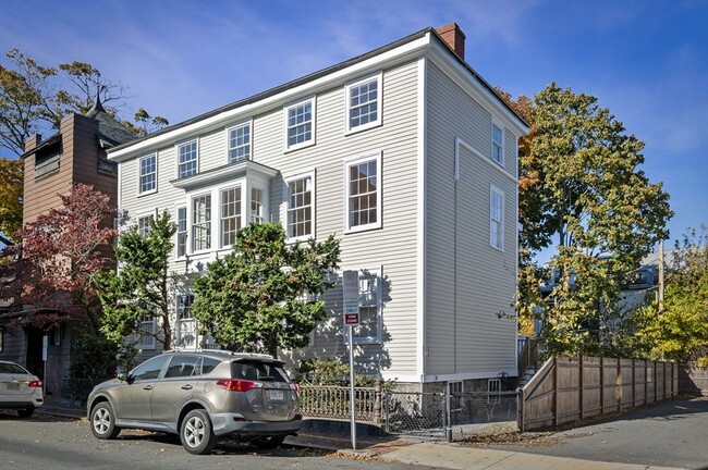 Building Photo - 14 Lynde St