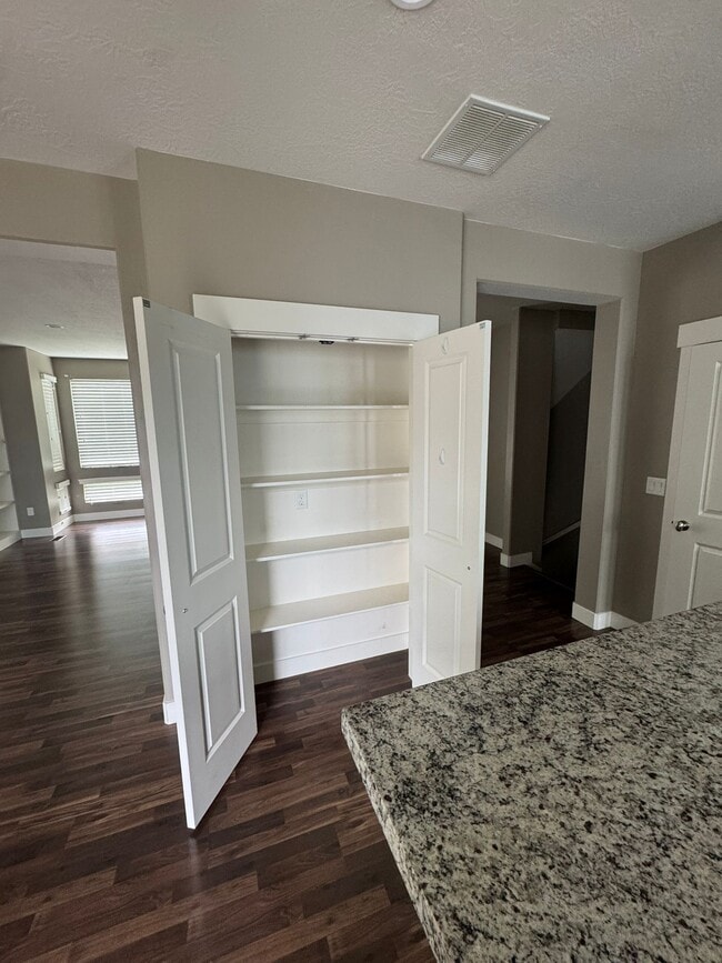 Foto del edificio - 4935 W Daybreak Pkwy