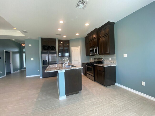Building Photo - LAKE PLACID ESTATES