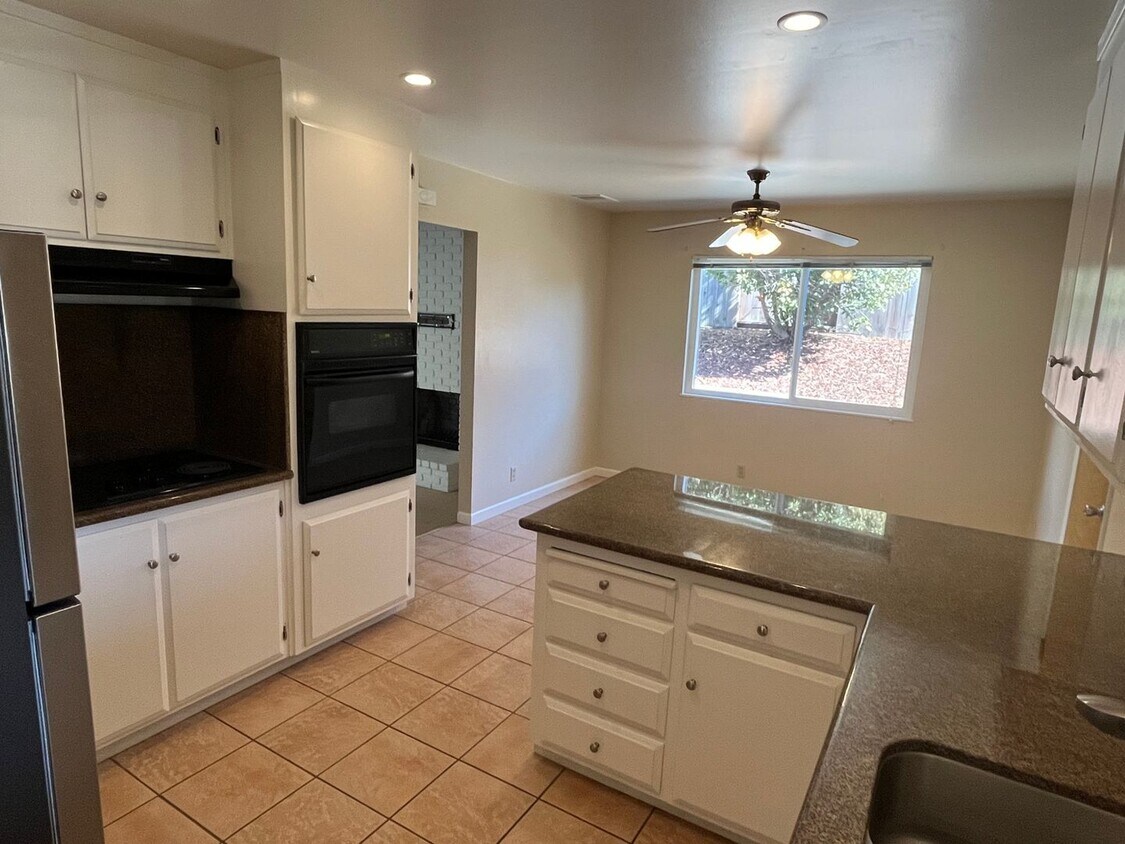 Foto principal - 3-Bedroom San Pablo Home in Tara Hills Nei...