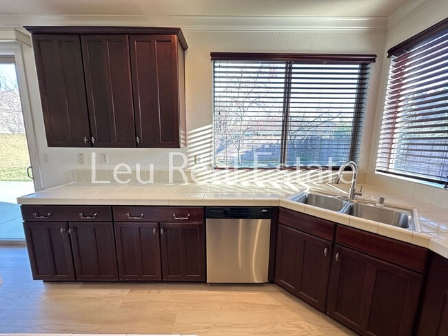 Foto del edificio - Lovely, 5bd, 3ba home in Serrano, with 3 c...