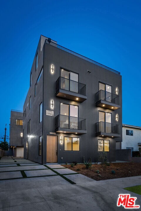 Building Photo - 2206 Carmona Ave