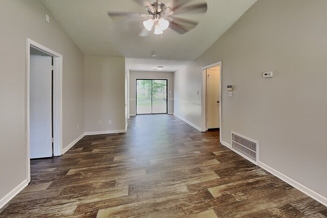Foto del edificio - 2215 Medlin Ct
