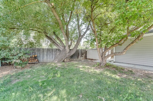 Foto del edificio - Cul-de-Sac Comfort | Updated Interior + Large Fenced Yard