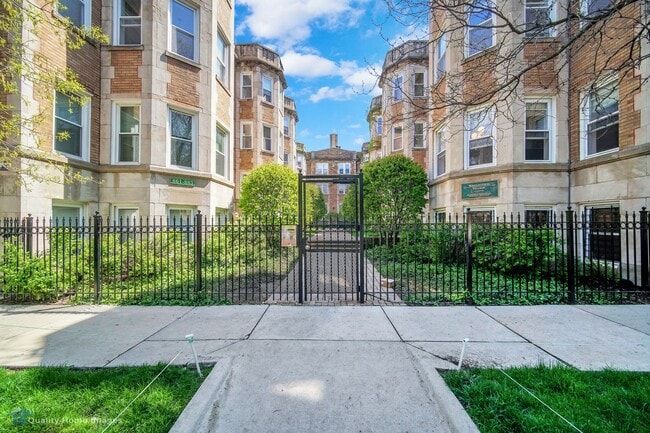 Photo - 877 W Cornelia Ave Apartment