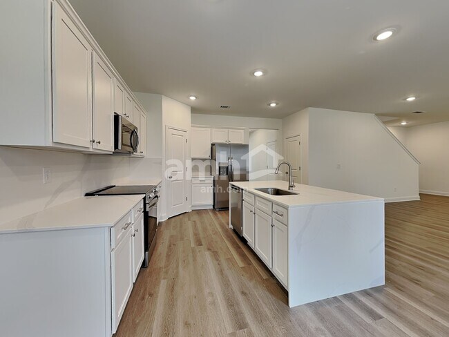 Building Photo - 496 Pointe Dr