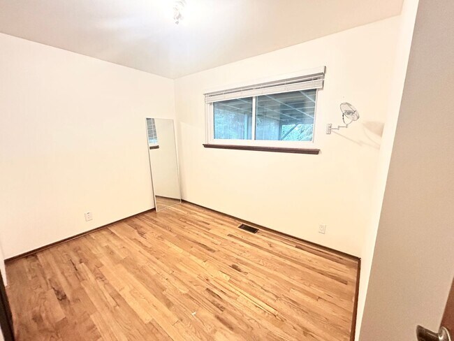 Building Photo - Beautiful Garden Entrance 4 bedroom home in Seattle, minutes away from major highways.