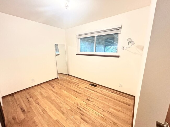 Foto del edificio - Beautiful Garden Entrance 4 bedroom home in Seattle, minutes away from major highways.