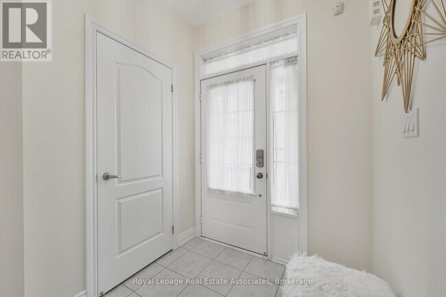 Building Photo - 41 Mazarine Ln