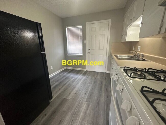 Building Photo - 2 BD, 1 BA, Duplex in Jacksonville