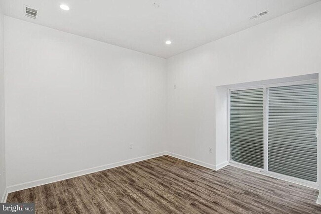Foto del edificio - 980 N Marshall St