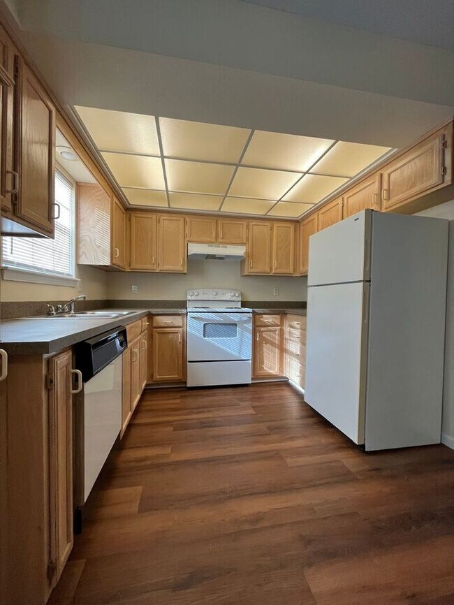 Foto del edificio - Spacious Townhome in Lee's Summit with Fireplace, Garage, and In-Unit Laundry