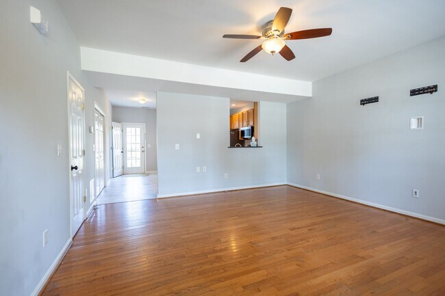 Foto del edificio - Lovely 3 BR/2.5 BA Single-Family Home in E...