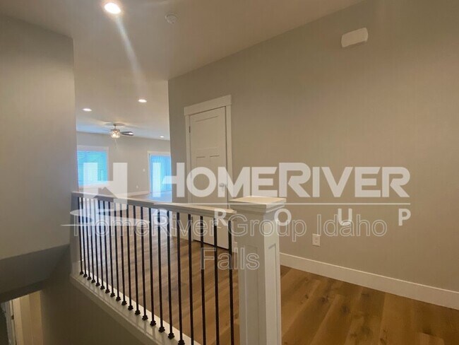Foto del edificio - 690 Silvermaple Dr