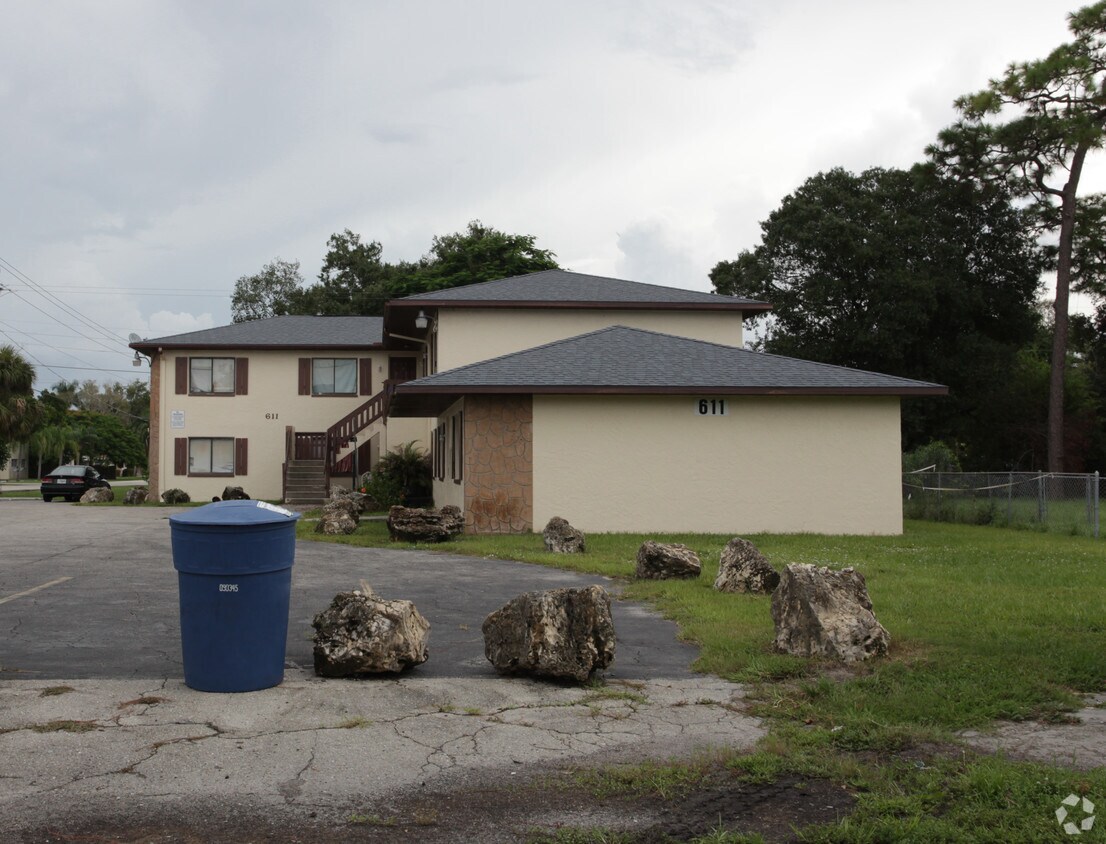 Building Photo - 611 Fairview Ave