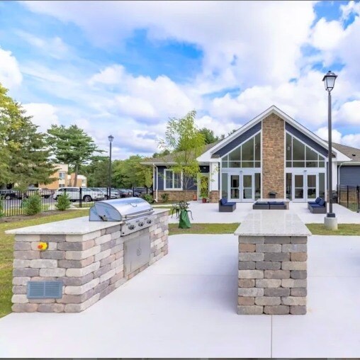 Building Photo - 810 Country Club Pky