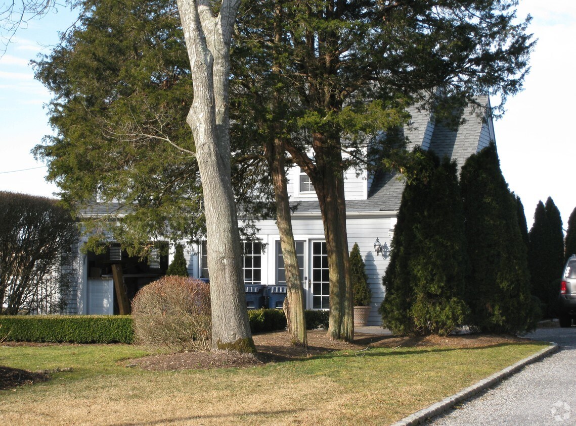 Building Photo - 13 Quantuck Ln