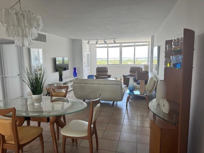 Foto del edificio - 5005 Collins Ave