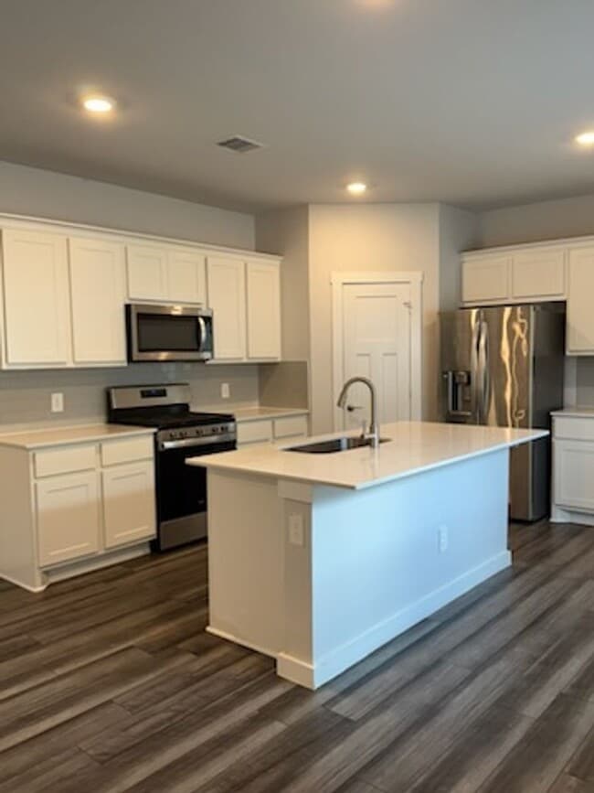 Building Photo - 3 Bedroom, 2 Bath in Midtown Subdivision C...