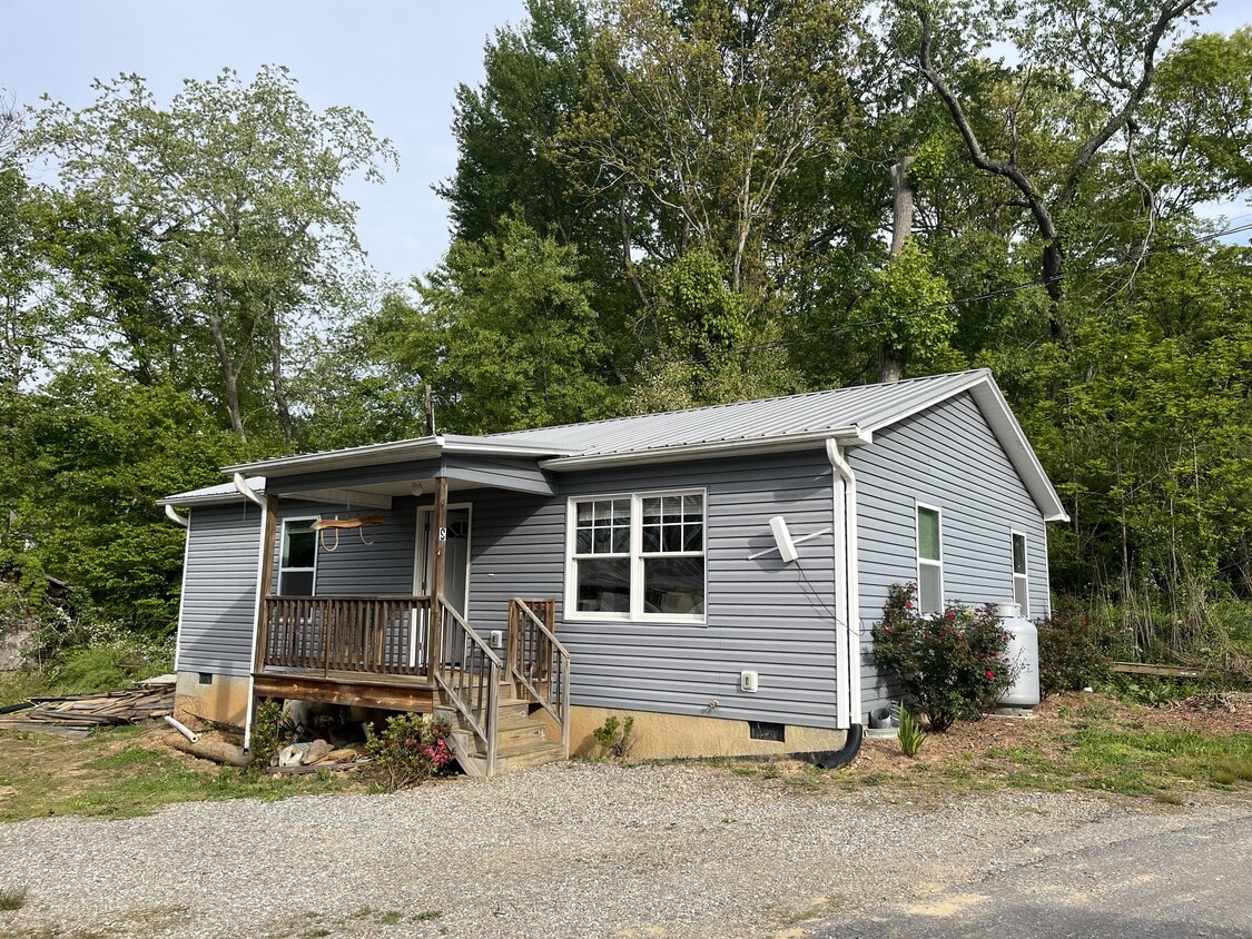 8 Old Rooster Ln, Candler, NC 28715 House Rental in Candler, NC