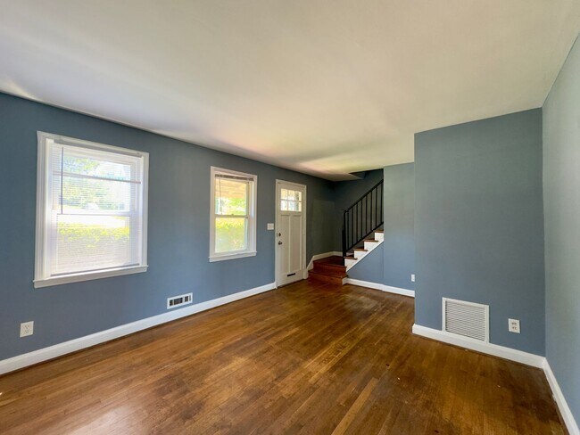 Building Photo - Impressive 3-Bedroom Townhome with Spaciou...