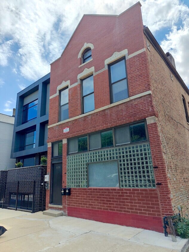 Primary Photo - 856 N May St