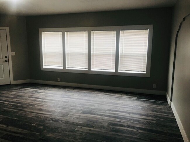 Building Photo - Updated single level apartment with air co...