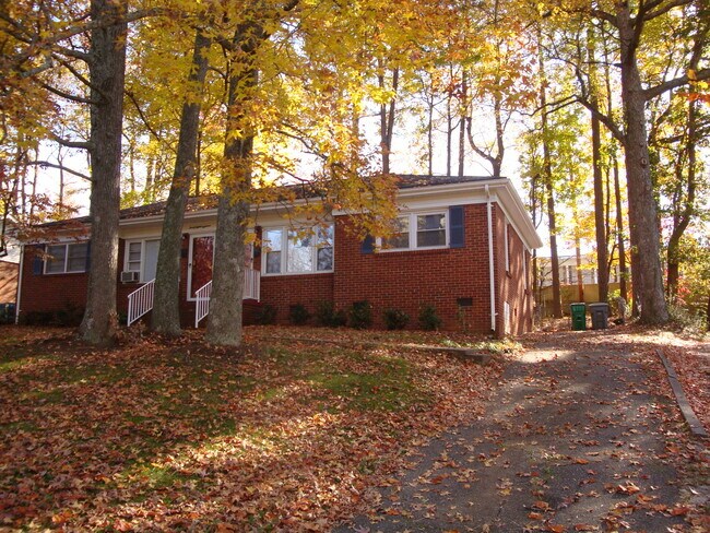 Building Photo - 2 Bedroom Duplex in Sheffield Park with ea...