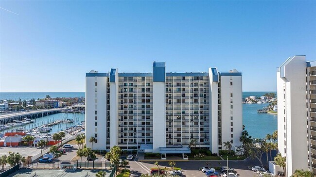Foto del edificio - 9525 Blind Pass Rd