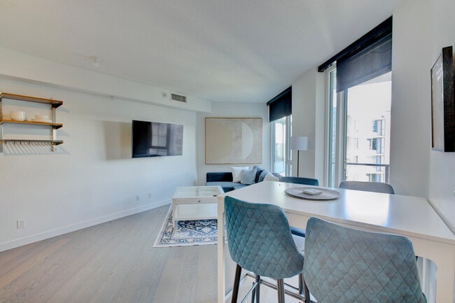 Building Photo - 32 Smithe St